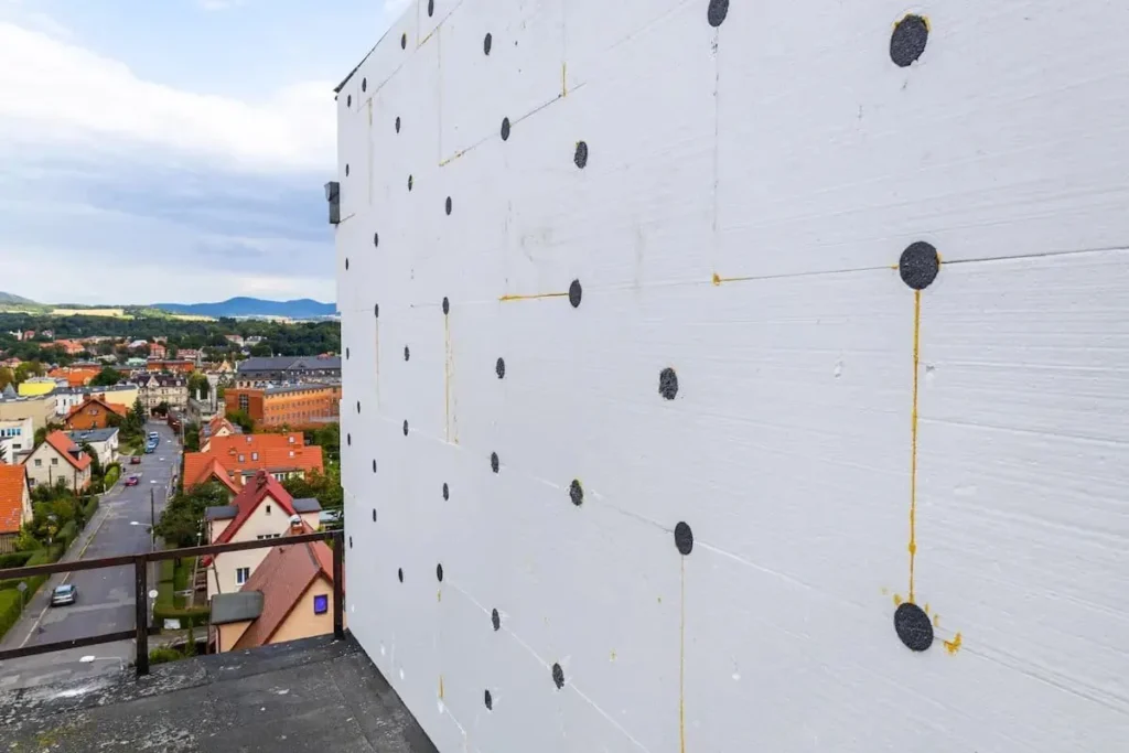 Façade isolée par l'extérieur par Expert Isolation, montagnes de Savoie en arrière-plan